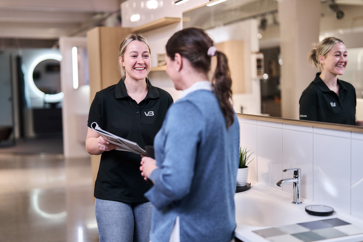 Kunde på besøk i en VB-bedrift som hjelper til med valg av baderomsmøbel